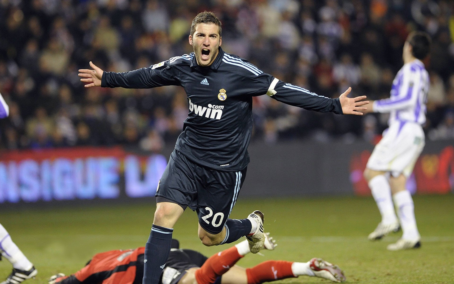 开云体育客服-星光夜跑炫彩开启，点亮城市运动新风尚，星光跑道图片